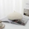Einfarbige Wollbarette für Damen, gemütliche Wintermütze, stilvolle cremefarbene Mütze. - Einheitsgröße / Weiß