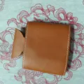 Etui de canette de biere en cuir marron porte bouteille de boisson avec coutures blanches - Cuir Brun Clair