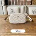 Sac bandoulière matelassé blanc, mini sac à main en cuir avec décoration en métal camélia. - Blanc