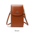 Détail de mini sac bandoulière téléphone en cuir ciré rétro, pochette verticale marron. - Marron