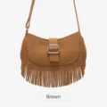 Sac bandoulière marron en suédine à franges, sacoche rétro croisée avec boucles en métal. - Marron