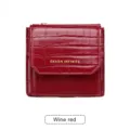 Portefeuille femme court rouge vin motif crocodile tride pli avec lettres dorees. - Bordeaux