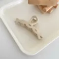 Minimalist milky white hair claw clip featuring a chic twisted design for elegant daily hairstyles. - Twisted Style / Beige