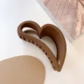 Molla per capelli a cuore marrone opaca grande molla squalo semplice elegante variante - Marrone scuro