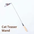 Baguette de jeu interactive pour chat avec manche en bois et plumes pour chaton et chat. - Baguette de Jeu Manche en Bois Qualité Compétition / Emballage OPP Individuel