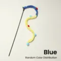 Jouet baguette teaser interactif pour chat avec queue en peluche colorée et poignée noire. - Peluche de Noël Bleue / Emballage OPP Individuel