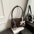 Französische Nische Damen Schultertasche 2025 neue trendige elegante Handtasche mit Schleifen - Mit Anhänger / Kaffee