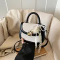 Schicke gewebte Satteltasche mit Perlenanhänger, elegantes schwarz-weisses Design für Frauen. - Ohne Anhänger / Schwarz