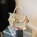 Geflochtene Damentasche, schicke Umhängetasche mit Perlen-Spitzen-Anhänger und Gold-Schnalle. - Ohne Anhänger / Khaki