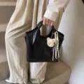 Elegante Damen Weiche Leder Umhängetasche, Große Kapazität Freizeit Shopper mit Bär Anhänger. - Mit Anhänger / Schwarz