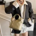 Damen weiche Leder Tasche lässige Umhängetasche Shopper mit süßem Bär Anhänger für Alltag - Mit Anhänger / Grün