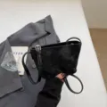 Elegante schwarze Beultasche mit Prägung für Damen, vielseitiges Umhängetasche Design und Stil. - Schwarz