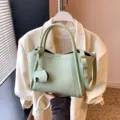 Schicke weiche Leder Eimer Tasche für Damen, stilvolle Umhängetasche mit Elefanten Anhänger. - Grün