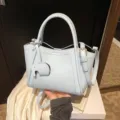Hellblaue weiche Handtasche, stilvolle Eimer Tasche mit Elefanten Anhänger und Tragegurt. - Blau