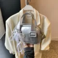 Chicke silberne weiche Ledertasche Damen, stilvolle Umhängetasche Kissenform mit Perlen. - Ohne Anhänger / Silber