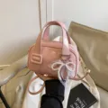 Rosa Lackleder Umhängetasche mit Perlen Schleife, schicke modische Damen Handtasche. - Ohne Anhänger / Rosa