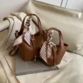 Braunes Leder Eimer Tasche Set mit gemustertem Twilly Tuch und Metallschnalle. - Braun