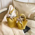 Gelbe Leder Eimer Tasche für Damen, stilvolle kleine Handtasche mit Schal und Metallschloss. - Gelb