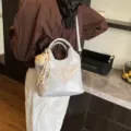 Weiche Umhängetasche aus Leder, modische lässige Tote Tasche mit süßem Bärenanhänger Damen. - Mit Anhänger / Blau