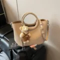 Elegante PU Leder Handtasche mit geflochtenem Griff und süßem Bärenanhänger für Damen. - Mit Anhänger / Khaki