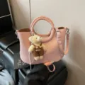 Rosa Umhängetasche mit geflochtenem Griff stylische Handtasche für Damen im Alltag - Mit Anhänger / Rosa