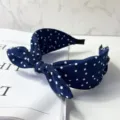 Vista dettagliata del cerchietto con fiocco a pois blu navy, accessorio per capelli in tessuto. - Blu Notte a Pois