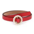 Vue détaillée d'une ceinture pour femme en similicuir rouge avec boucle de perles ronde. - Bouton rond en perle / Rouge Perle