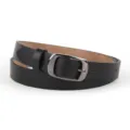 Gros plan d'un ceinture en cuir noir pour femme avec boucle métallique, minimaliste. - Boucle Carrée / Noir