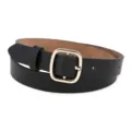 Gros plan d'une ceinture en cuir PU noir avec boucle dorée, accessoire de mode. - Boucle Carrée / Noir