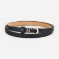Détail de ceinture fine en cuir noir, boucle métallique dorée, accessoire de robe élégant. - Noir