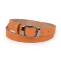 Gros plan d'une élégante ceinture en cuir marron pour femme dotée d'une boucle en métal. - Boucle Carrée / Marron