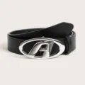 Ceinture en cuir noir avec boucle ovale argentée audacieuse et lettre A stylisée vue principale - Noir