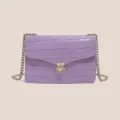 Élégant sac bandoulière épaule en cuir PU texture crocodile violet avec chaîne dorée vue principale - Violet Mat Grand Motif Pierre