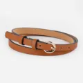 Ceinture fine en cuir marron pour femme avec boucle ronde dorée élégante et tendance. - Marron