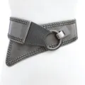 Ceinture large punk pour femme avec rivets, boucle ronde en métal et design asymétrique. - Gris