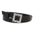 Gros plan sur la ceinture fine en cuir PU noir avec boucle carrée étincelante en strass cristal - Boucle carrée en strass / Noir