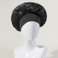Vista dettagliata della cuffia notte in satin nero con finitura liscia ed elastico largo. - Nero
