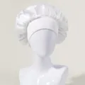 Weisse Satin Schlafmuetze Detailansicht, bequeme Haarpflegehaube fuer Damen Nachtwaesche. - Weiß