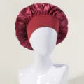Dettaglio della cuffia notte in raso bordeaux, tessuto lucido, ampia fascia elastica. - Borgogna