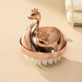 Rosegoldene Silikon Kopfmassagebuerste mit niedlichem Entengriff fuer die Haarwaesche. - OPP-Verpackung / Luxus Gold