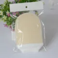 Detalle de manopla de baño de lufa natural, exfoliante de ducha de fibra, puño tejido blanco. - Guantes / Color Natural