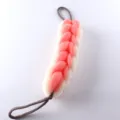 Esponja de baño de malla bicolor trenzada con cuerda colgante para una exfoliación corporal suave. - Rosa