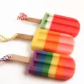 Cepillo de bano de esponja con forma de helado y mango de madera con cuerda para limpieza. - Multicolor