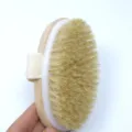 Cepillo corporal seco de cerdas de jabalí naturales de madera con correa para exfoliación - Cepillo Ovalado de Madera de Loto Cerdas Medias