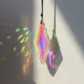 Gros plan détaillé d'un pendentif attrape-soleil en cristal diamant à reflets arc-en-ciel. - Nœud Chanceux Couleur AB / Coloré