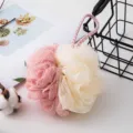 Éponge de douche filet bicolore, fleur de douche douce rose et blanche pour un nettoyage en douceur. - 50 g / Rose Riz