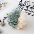 Éponge de douche bicolore filet souple fleur de douche vert et beige avec lanière. - 50 g / Beige Vert
