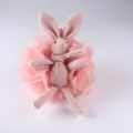 Close-up detail van de roze net badspons met een schattig pluche konijn voor onder de douche. - Roze