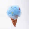 Eiswaffel Badeschwamm mit blauem Netz und braunem Griff fuer niedlichen Duschspass. - Waffelmuster Blau