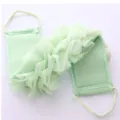 Sangle de gommage pour le dos vert clair avec double poignée pour une douche relaxante. - Vert